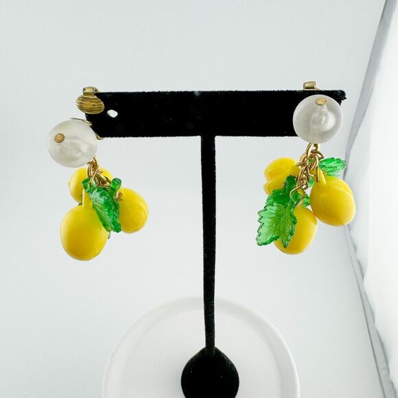 Vintage Lucite Lemon Clip-On Earrings Bunch Dangle Drop Yellow Fruit Retro - Picture 3 of 8